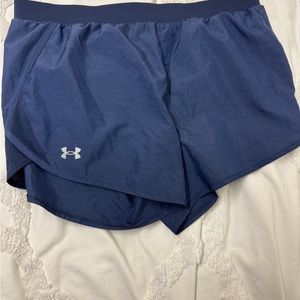 Under armour size large, women’s 4”